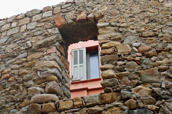 blick durch eine steinmauer auf ein Fenster  - korsika - (c) r plock.jpg